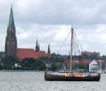Wikingerschiff vor dem Dom von Schleswig